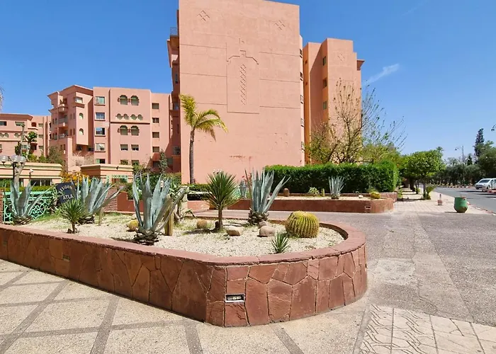 Charming 2-Bed Oasis Pool View