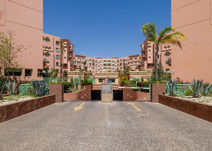Charming 2-Bed Oasis Pool View